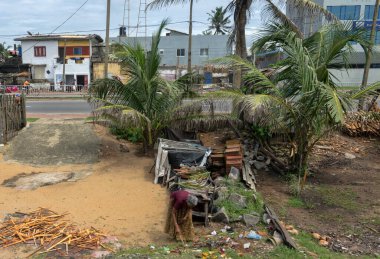 Sri Lanka, Colombo-1 Aralık 2019: sıradan insanların basit hayatları. Büyük şehir koşulları ve çevre koşullarında insanların günlük yaşamını (yoksul alanlar) aç