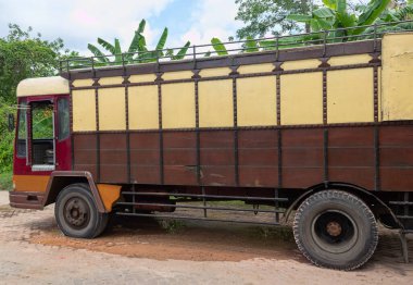 Sri Lanka, Hikkaduwa-10 Aralık 2019: Özel dizaynlı Hint kamyonu, tropikal versiyonu, kapısı olmayan sürücü koltuğu.