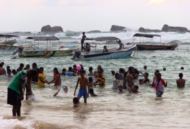 Sri Lanka, Hikkaduwa-11 Aralık 2019: Su bazlı eğlence. Sörf ve resif bölgesindeki sahilde eğlence tekneleri ve tatilciler.