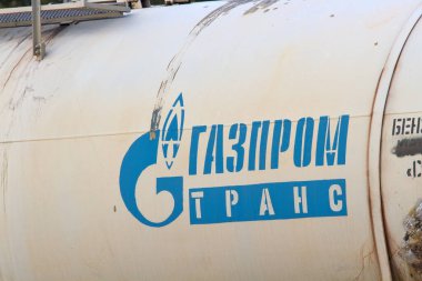 Rusya, Kingisepp-30 Eylül 2019: Bunlar en büyük benzin üreticisi ve tedarikçisinin demiryolu araçları. Gazprom şirketlerinin logosu demiryolu tankında. Rusya
