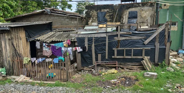 Sri Lanka, Colombo-1 Aralık 2019: sıradan insanların basit hayatları. Halkın günlük yaşamını (yoksul bölgeler, Bidonville) büyük şehir koşullarında aç, yoksul ev halkı