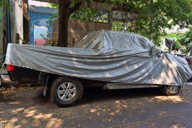 Arabanın deposu koruma altında. Gizli bilinmeyen gizli araba.