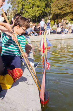 Paris, Fransa - 23 Eylül 2017: Parisliler gölete tekne sokma, ölçek modelleme. Birçok Parisli tatilci