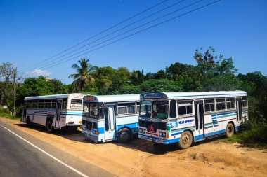 Sri Lanka, Matara - 3 Ocak 2020: Otoparktaki yolcu otobüsleri