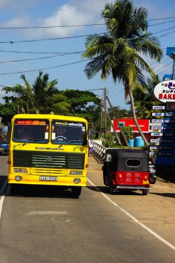 Sri Lanka, Matara - 3 Ocak 2020: Yollarda yerel halk otantik güzel kamyonlar