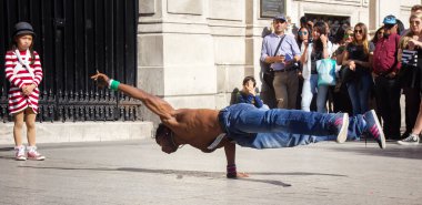 Paris, Fransa - 24 Eylül 2017: Sokak arası dans gösterisi