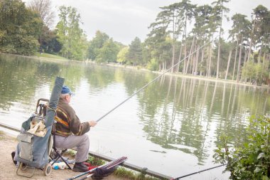 Paris, Fransa - 25 Eylül 2017: balıkçı elinde olta ve ekipmanla şehir parkında