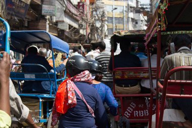 Hindistan, Yeni Delhi - 19 Mart 2018: eski kasabada trafik sıkışıklığı. Motosiklet ve triportör sıkışıklığı.