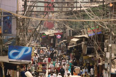 Hindistan, Yeni Delhi - 19 Mart 2018: Asya şehirlerinin tipik bir parçası olarak eski şehirde kablolar, elektrik kabloları ve kablolardan oluşan bir ağ.