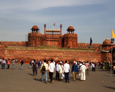 Hindistan, Yeni Delhi - 19 Mart 2018: Kızıl Kale (Lal Qila) ve bölgede çok sayıda Hintli turist