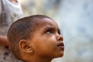 Hindistan, Varanasi - 20 Mart 2018: Hintli çocukların portreleri, küçük çocuk