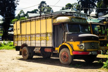 Sri Lanka, Nuwara Eliya - 9 Ocak 2020: Yollarda yerel halk otantik güzel kamyonlar