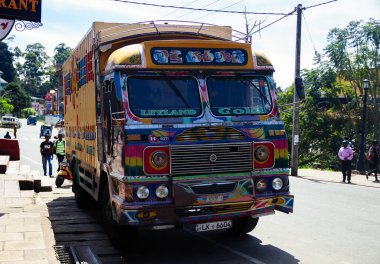 Sri Lanka, Nuwara Eliya - 10 Ocak 2020: Yollarda yerel halk otantik güzel kamyonlar