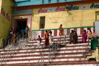 Hindistan, Varanasi - 20 Mart 2018: hacılar kutsal hamamların merdivenlerinde