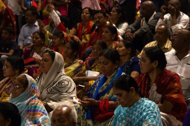 Hindistan, Varanasi - 20 Mart 2018: Parlak kutsal kutlama, hacılar ve tatilin konukları, tiyatro atmosferi, dini tiyatro ve kutsal coşku