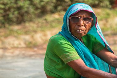 Hindistan, Varanasi - 21 Mart 2018: Bir köyde Hintli bir kadının portresi