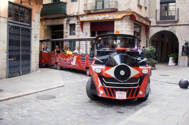 İspanya, Girona - 1 Ekim 2017: Eski şehir caddesinde gezici tren vagonu