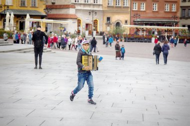 Varşova, Polonya - 7 Eylül 2017: Eski kasaba meydanında akordeonlu bir çocuk