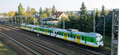 Siedlce, Polonya - 13 Ekim 2019: Polonya 'da banliyö treni, üst ve yan görünüm
