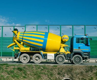 Minsk Mazowiecki, Polonya - 15 Ekim 2019: Otoyol gürültü, toz ve hayvanlardan oluşan özel çitlerle çevrili. Beton karıştırıcı kamyon
