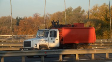 Brest, Belarus - 18 Ekim 2019: çöp toplama ve temizleme. Çöp kamyonu atık işleme tesisine gidiyor.