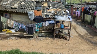 Sri Lanka, Colombo-1 Aralık 2019: sıradan insanların fakir basit hayatları. Halkın günlük yaşamını, pratik kan bağını (kast, klan) büyük şehir koşullarında ve çevrede, yerleşim bölgesinde aç