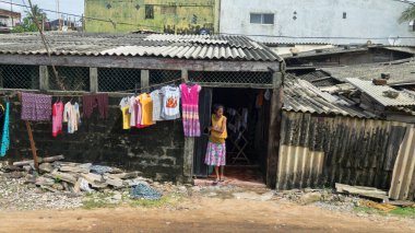 Sri Lanka, Colombo-1 Aralık 2019: sıradan insanların fakir basit hayatları. Halkın günlük yaşamını, pratik kan bağını (kast, klan) büyük şehir koşullarında ve çevrede, yerleşim bölgesinde aç