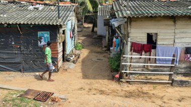 Sri Lanka, Colombo-1 Aralık 2019: sıradan insanların fakir basit hayatları. Halkın günlük yaşamını, pratik kan bağını (kast, klan) büyük şehir koşullarında ve çevrede, yerleşim bölgesinde aç