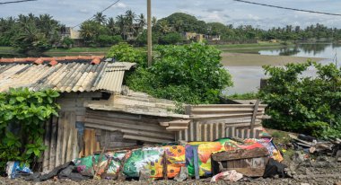 Sri Lanka, Colombo-1 Aralık 2019: sıradan insanların basit hayatları. Halkın günlük yaşamını (yoksul bölgeler, Bidonville) büyük şehir koşullarında aç, yoksul ev halkı