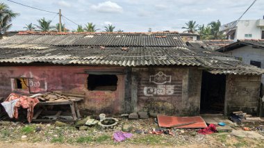 Sri Lanka, Colombo-1 Aralık 2019: sıradan insanların basit hayatları. Halkın günlük yaşamını (yoksul bölgeler, Bidonville) büyük şehir koşullarında aç, yoksul ev halkı