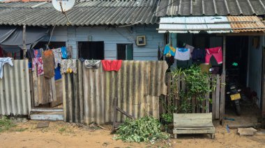 Sri Lanka, Colombo-1 Aralık 2019: sıradan insanların basit hayatları. Büyük şehir koşulları ve çevre koşullarında topluluğun (fakir bölgeler, bidonville) günlük yaşamını aç. Bölünmüş bir ev, iki aile.