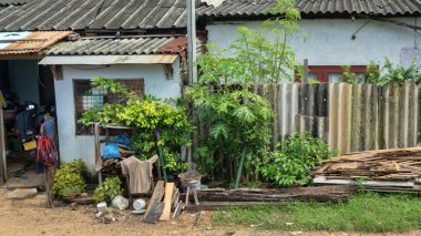 Sri Lanka, Colombo-1 Aralık 2019: sıradan insanların basit hayatları. Büyük şehir koşulları ve çevre koşullarında insanların günlük yaşamını (yoksul bölgeler, bidonville) aç