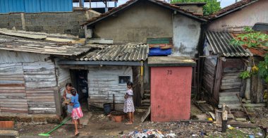 Sri Lanka, Colombo-1 Aralık 2019: sıradan insanların fakir basit hayatları. Halkın günlük yaşamını, pratik kan bağını (kast, klan) büyük şehir koşullarında ve çevrede, yerleşim bölgesinde aç