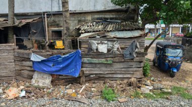 Sri Lanka, Colombo-1 Aralık 2019: sıradan insanların basit hayatları. Büyük şehir koşullarında insanların günlük yaşamını (yoksul bölgeler, Bidonville) aç. Tuk-tuk şoförünün evi.