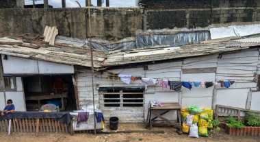 Sri Lanka, Colombo-1 Aralık 2019: sıradan insanların fakir basit hayatları. Halkın günlük yaşamını, pratik kan bağını (kast, klan) büyük şehir koşullarında ve çevrede, yerleşim bölgesinde aç