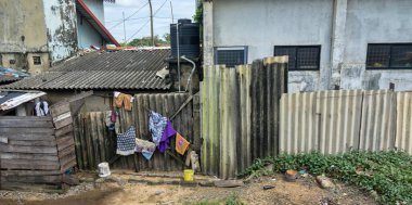 Sri Lanka, Colombo-1 Aralık 2019: sıradan insanların fakir basit hayatları. Halkın günlük yaşamını, pratik kan bağını (kast, klan) büyük şehir koşullarında ve çevrede, yerleşim bölgesinde aç