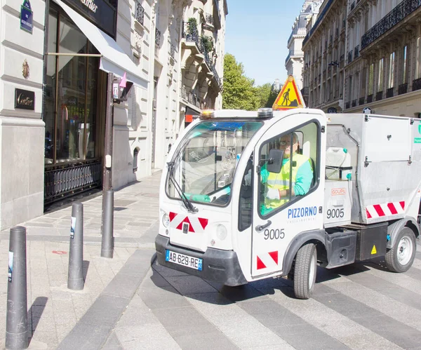 Paris Fransa Eylül 2017 Temizlik Makinelerinin Yardımıyla Sokak Temizliği — Stok fotoğraf