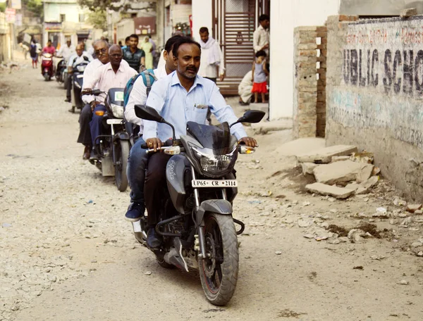 India Varanasi Marzo 2018 Cabalgata Motociclistas Las Calles Ciudad —  Fotos de Stock