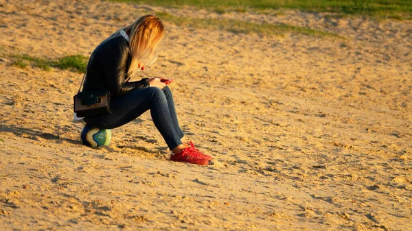 Siedlce Πολωνία Οκτωβρίου 2019 Κορίτσι Κάθεται Μια Μπάλα Και Απορροφάται — Φωτογραφία Αρχείου
