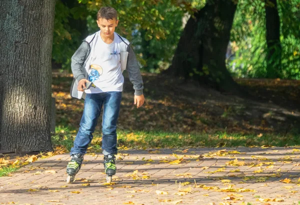 明斯克 马佐维耶茨基 Minsk Mazowiecki Poland 2019年10月14日 即使是在滑旱冰上 男孩手中也拿着一个Iphone 网瘾障碍迅速形成 — 图库照片