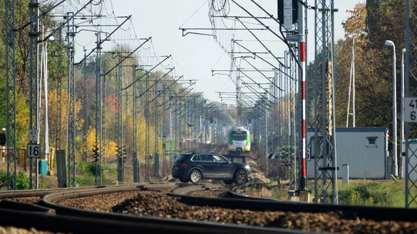 Minsk Mazowiecki Polônia Outubro 2019 Carro Cruza Cruzamento Nível Frente — Fotografia de Stock