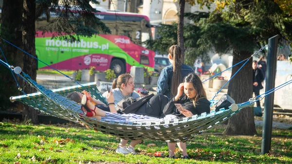 Warschau Polen Oktober 2019 Mädchen Entspannen Sich Der Innenstadt Hängematten — Stockfoto