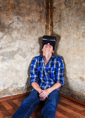 Eski duvar tarafından sanal gerçeklik bardaklarda mutlu genç adam
