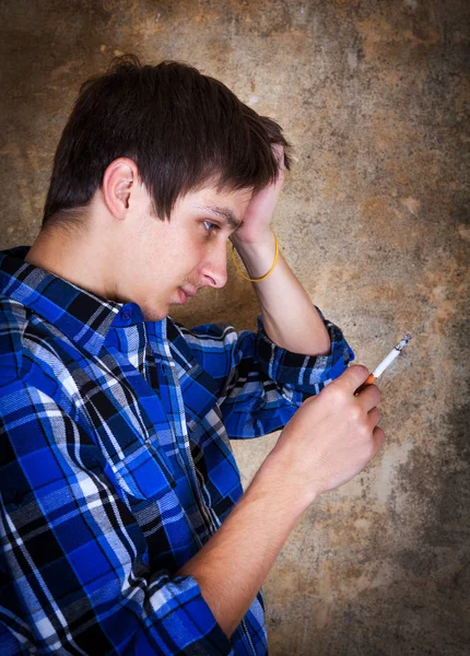 Joven Triste Con Cigarrillo Junto Vieja Pared — Foto de Stock