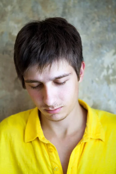 Joven Triste Por Vieja Pared — Foto de Stock