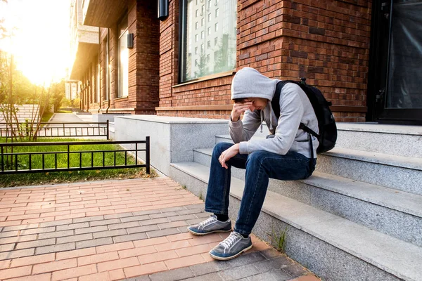 Trauriger Junger Mann Sitzt Auf Der Straße — Stockfoto