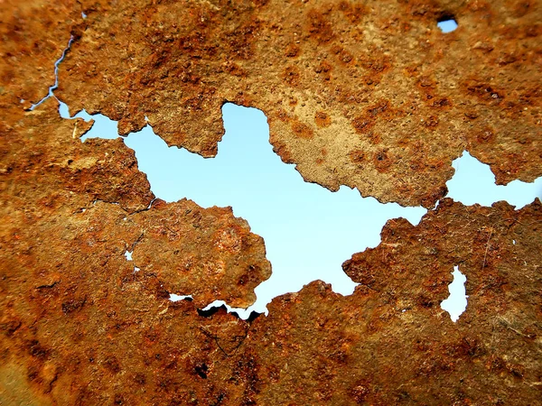 Hål Rostig Metall Med Blå Himmel — Stockfoto