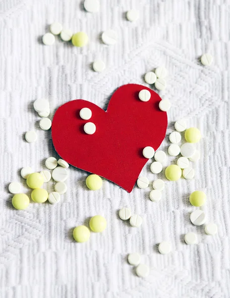 Forma Coração Vermelho Com Comprimidos Fundo Tecido Branco — Fotografia de Stock