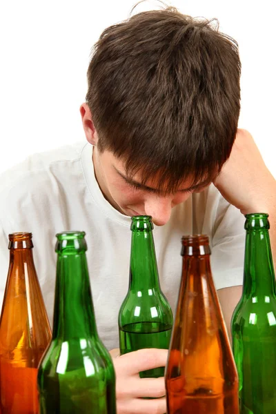 Deprimerade Unga Mannen Alkoholberoende Den Vita Bakgrunden — Stockfoto