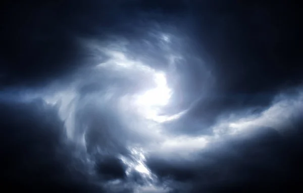 Размытый Стил Темных Грозовых Облаках Лучом Света — стоковое фото